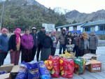 मनाङका ३६ परिवारलाई साना गुरुङ एन्ड फ्रेन्ड्सको राहत