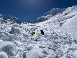 हिमलुङ हिमपहिरो : बाक्लो हिउँले खोजी अभियान रोकियो