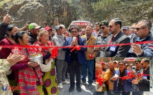 हिमालपारी मनाङमा पहिलो पटक सार्वजनिक बस, स्थानीय हर्षित 