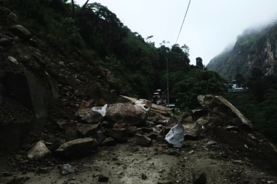 हावाडाँडामा पहिरो खस्यो, बेसीशहर–चामे सडक अवरुद्ध