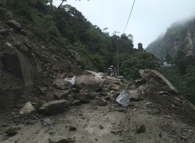 पहिरोले बेसीशहर-चामे सडक अबरुद्ध