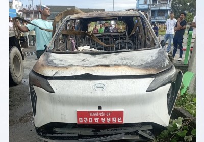 चितवनमा गुडिरहेको ईभी कारमा आगलागी, एक जनाको मृत्यु