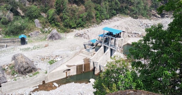 चेपे खोला क्यासकेडले विद्युत् प्रवाह गर्न ३३ केभी प्रसारण लाइन निर्माण गर्दै 