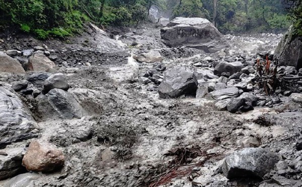 बाढीले मनाङ तिमाङखोलाको काठेपुल बगायो, बेसीशहर–चामे सडक अवरुद्ध