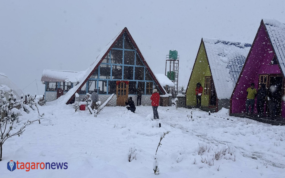 मनाङमा बाक्लो हिमपात, प्रशासनले भन्यो, ‘जहाँ छ त्यहिँ रोक्किनु’