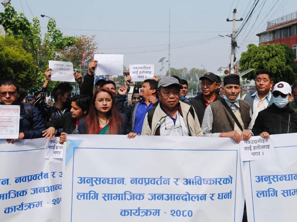 सांसदहरुले काम नगरे ढ्यांग्रो ठोक्दै लखेट्छौँ : महावीर पुन