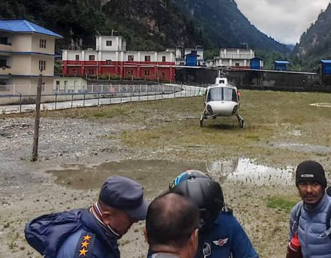 मनाङको हिमलुङ हिमालमा हिमपहिरो, १० जना सम्पर्कविहीन 