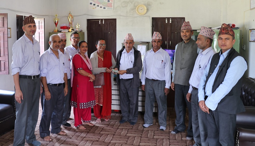 स्व. मातापिताको सम्झनामा त्रिभुवन माविमा पूर्व विद्यार्थी ढुङ्गानाद्धारा अक्ष्यकोष खडा